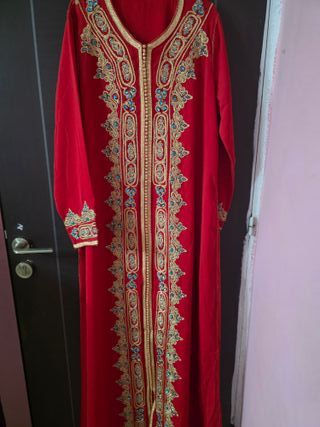 Vestido de fiesta rojo con pedrería