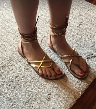 Sandalias romanas doradas y marrones