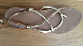 Sandalias romanas doradas y marrones