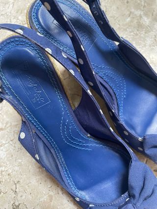 Zapatos de cuña azules con lunares