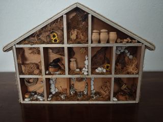 Presepe su casetta in legno