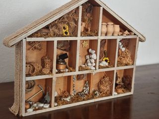 Presepe su casetta in legno