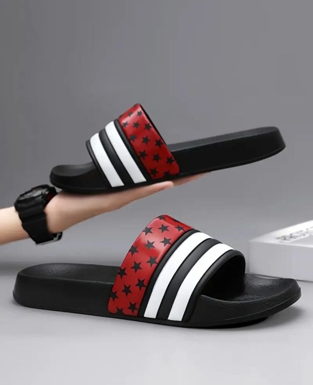 Chanclas negras con estrellas rojas