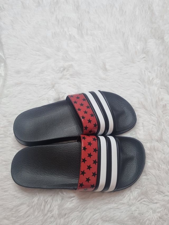Chanclas negras con estrellas rojas