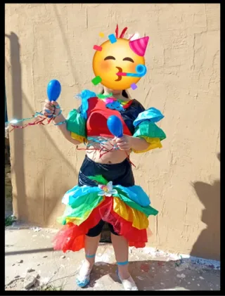 Disfraz colorido con plumas