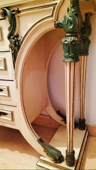 Mueble recibidor clásico con encimera de mármol
