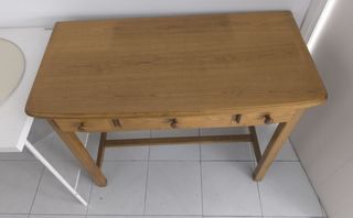 Escritorio de madera con 3 cajones