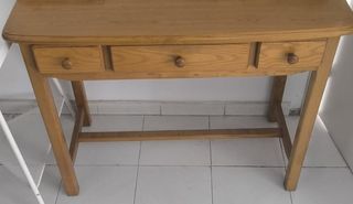 Escritorio de madera con 3 cajones
