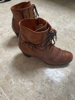 Botas de cuero con cordones y hebilla