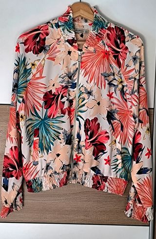 Chaqueta Stradivarius floral