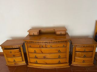 Cómoda y Mesitas de Noche Antiguade Madera maciz