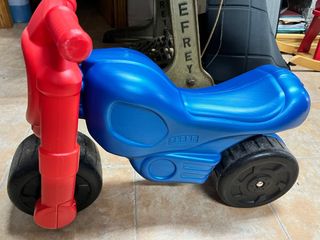 Bicicleta de plástico azul y roja