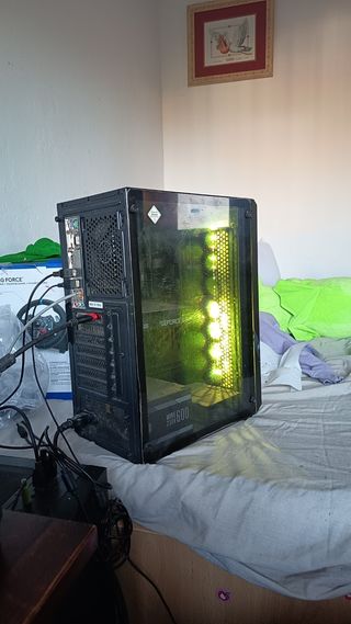 PC Gaming Negro con Luces LED Verdes