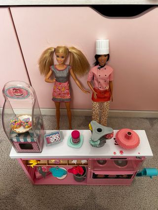 Pastelería Barbie con Accesorios y 2 muñecas