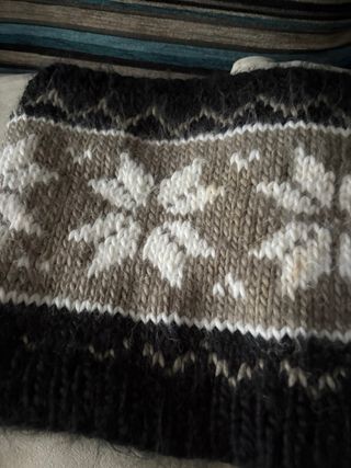 Cuello de lana tejido con diseño