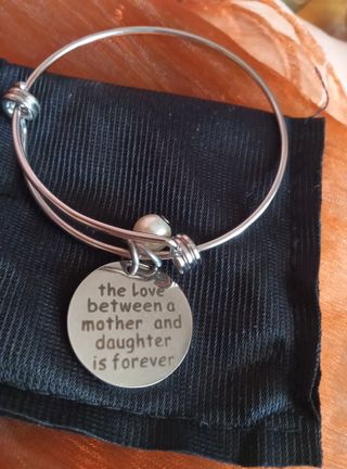 Pulsera plateada con dije Madre e Hija. En ingles
