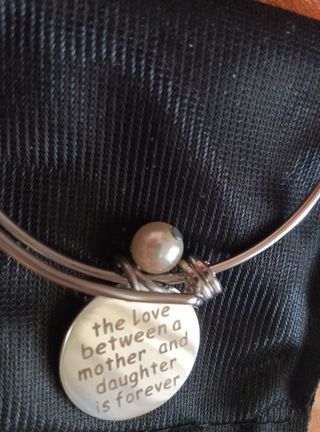 Pulsera plateada con dije Madre e Hija. En ingles