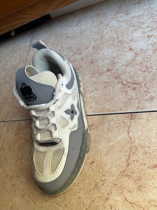 Zapatos Louis Vuitton grises y blancos