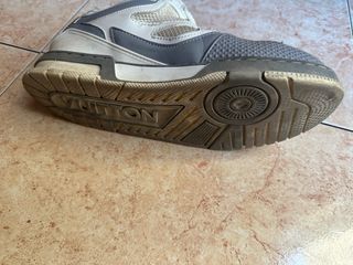 Zapatos Louis Vuitton grises y blancos