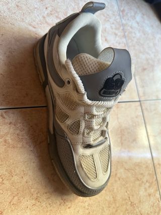 Zapatos Louis Vuitton grises y blancos