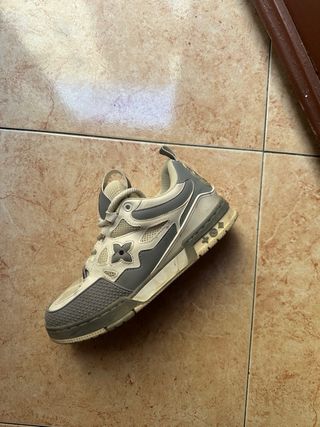 Zapatos Louis Vuitton grises y blancos