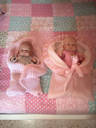 Dos muñecos bebés gemelos