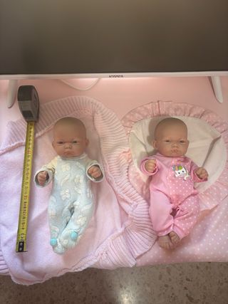 Dos muñecos bebés gemelos