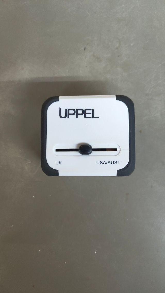Adaptador UNIVERSAL de enchufe con USB Viajes