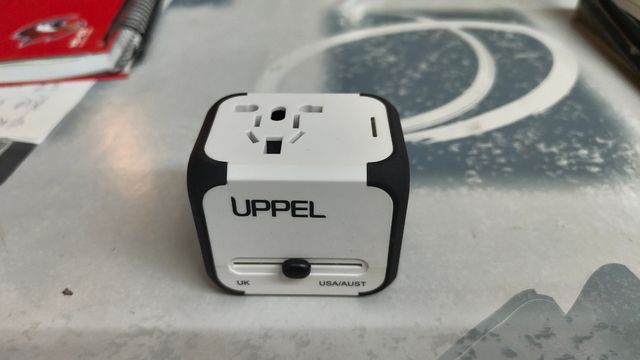 Adaptador UNIVERSAL de enchufe con USB Viajes