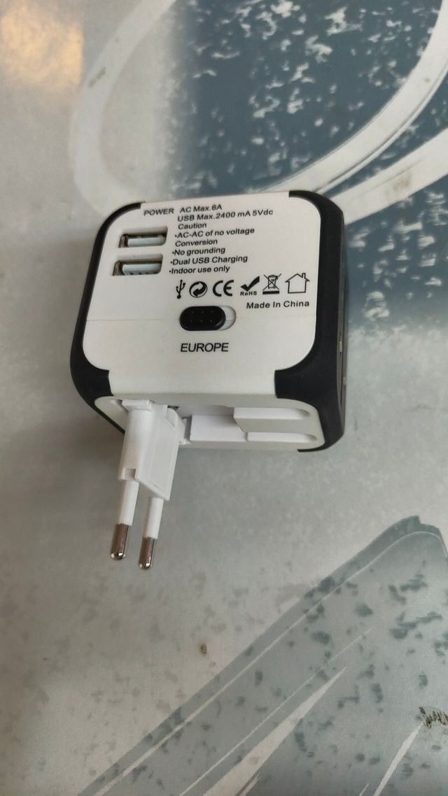 Adaptador UNIVERSAL de enchufe con USB Viajes