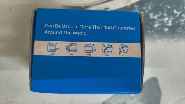 Adaptador UNIVERSAL de enchufe con USB Viajes