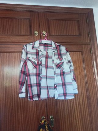 Camisa de cuadros blanca y roja