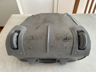 Maleta de cabina gris con 2 ruedas