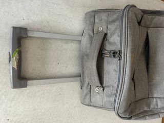 Maleta de cabina gris con 2 ruedas