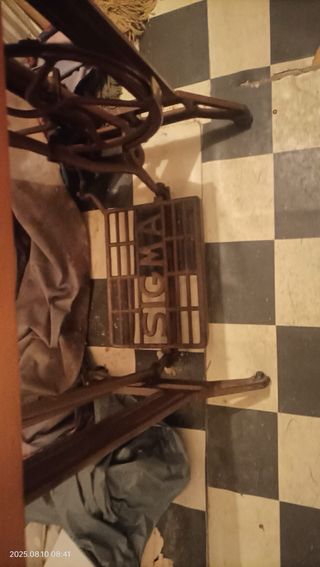 Mesa de madera con máquina de coser Sigma