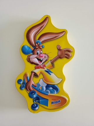 Caja metálica Nesquik con dibujo de conejo