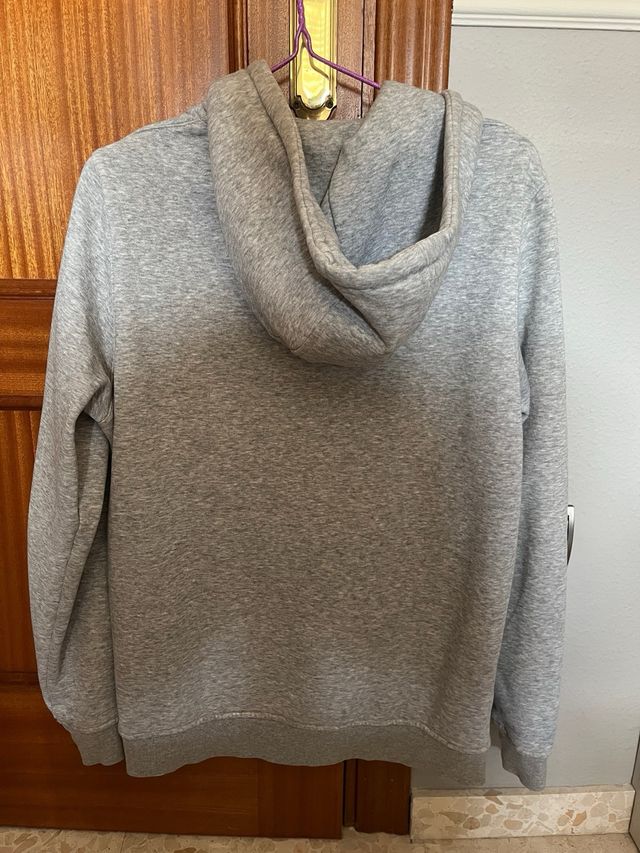 Sudadera gris con letras rusas