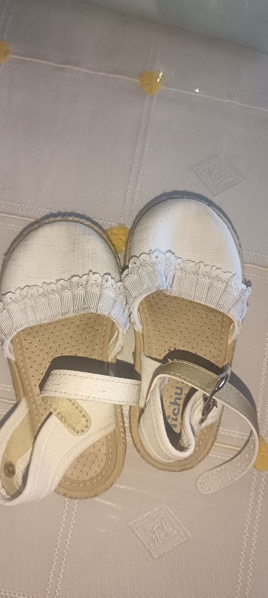 Zapatos rojos y sandalias blancas T.22