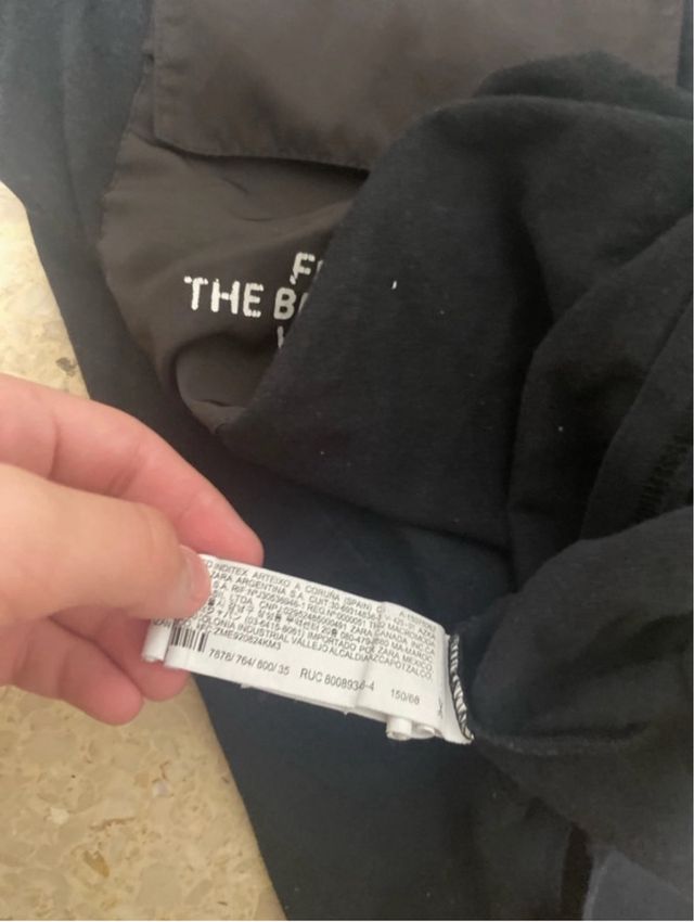 Camiseta Negra con Bolsillo y Mensaje.