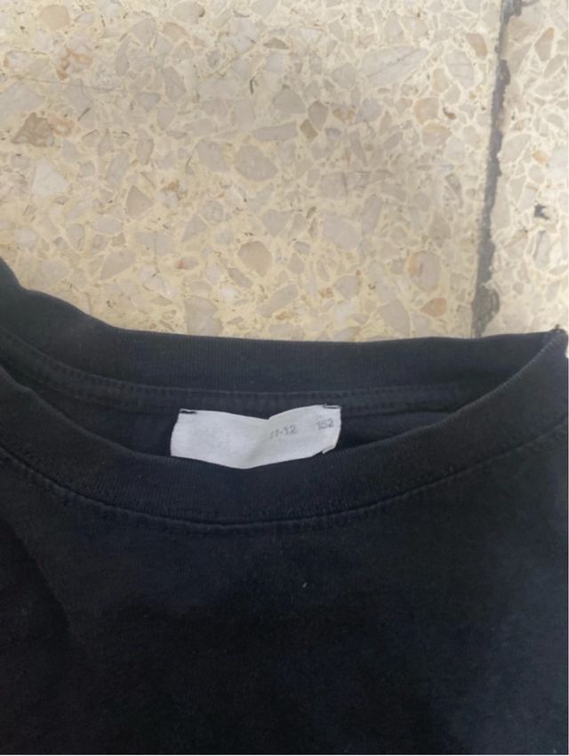 Camiseta Negra con Bolsillo y Mensaje.