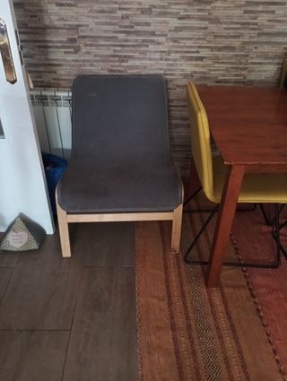 Silla ancha gris con patas de madera