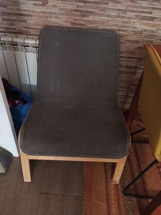 Silla ancha gris con patas de madera