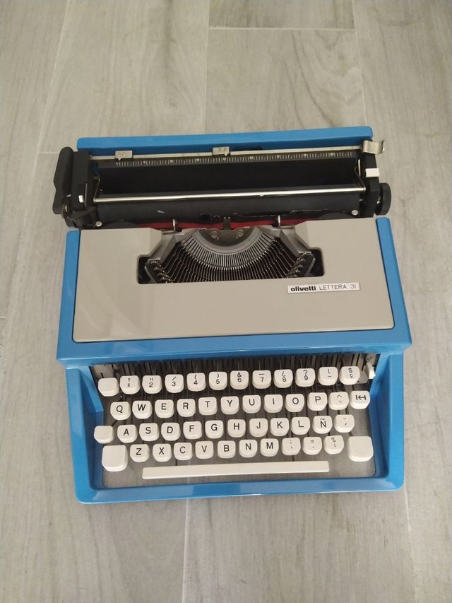 Máquina de escribir Olivetti Lettera 31 azul