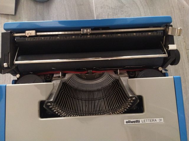 Máquina de escribir Olivetti Lettera 31 azul