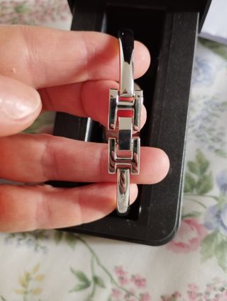 Reloj de pulsera plateado con esfera turquesa