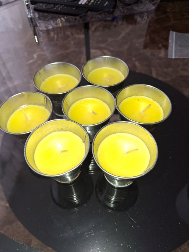 Set de 7 Velas Amarillas en Envase Metálico