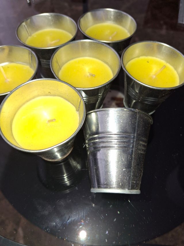 Set de 7 Velas Amarillas en Envase Metálico
