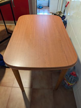Mesa de comedor familiar extensible.