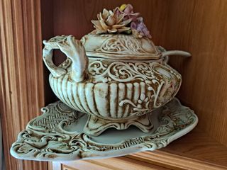 Sopera de porcelana antigua con flores