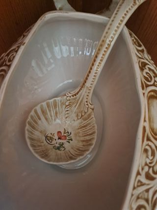 Sopera de porcelana antigua con flores